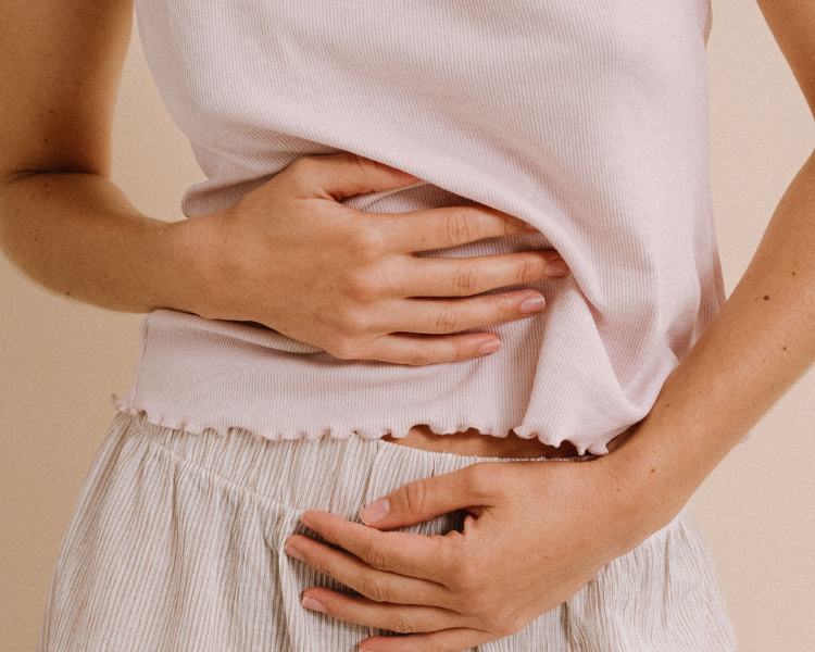 Règles douloureuses : comprendre les causes hormonales, reconnaître les signaux d’alerte et agir durablement